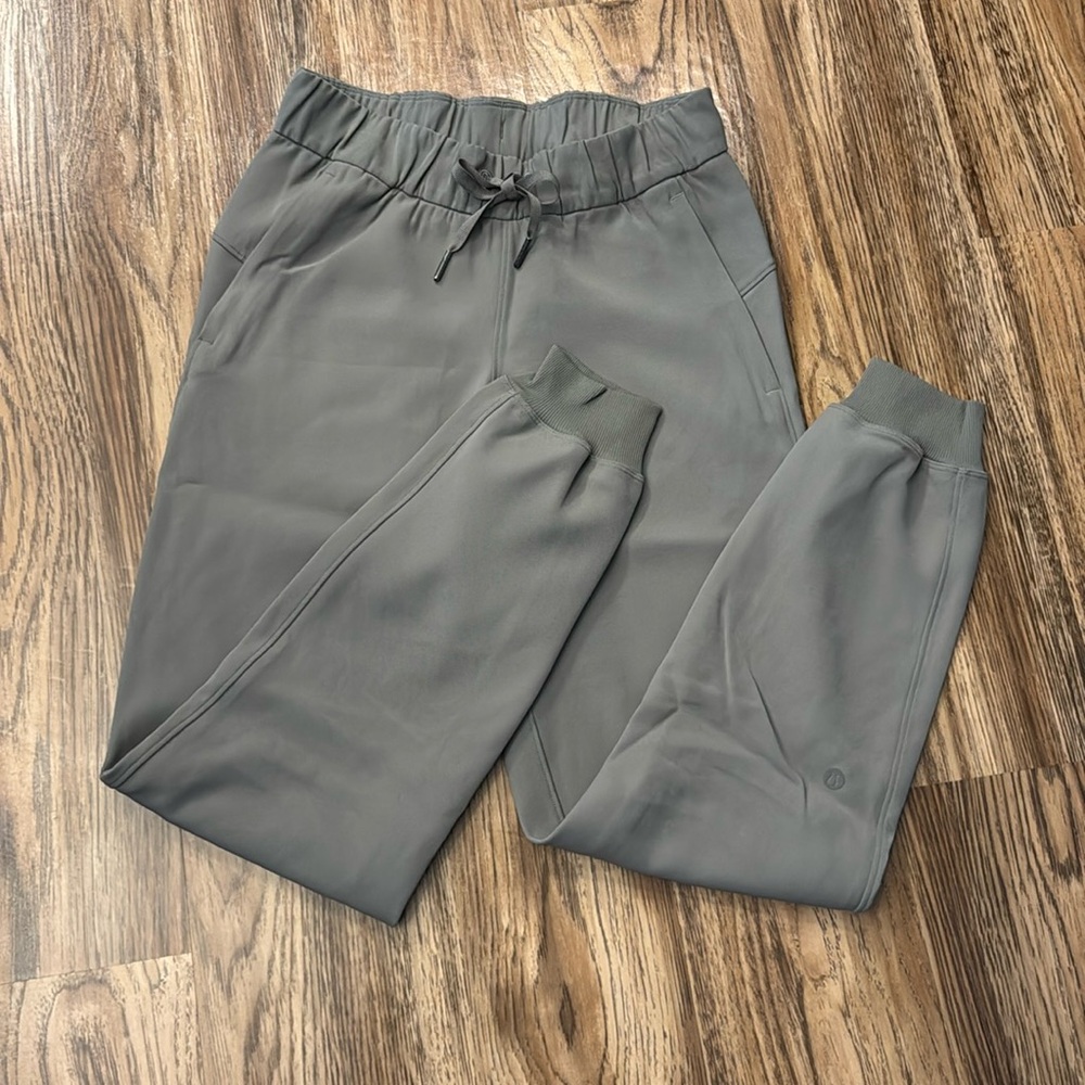 NWOT Lululemon On the Fly woven jogger - size 2 Grey Sage color